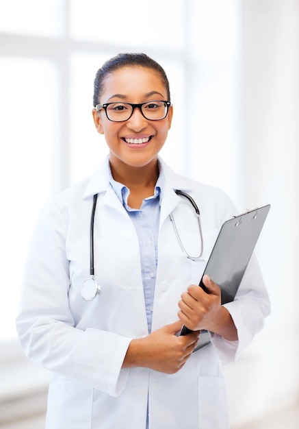 concept de soins de santé et médical - femme médecin africaine souriante à l'hôpital