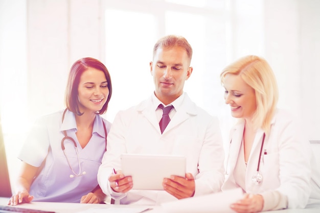 concept de soins de santé, médical et technologique - médecins regardant un tablet pc
