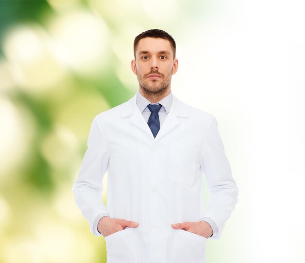 concept de soins de santé, de profession et de médecine - médecin de sexe masculin en blouse blanche sur fond blanc