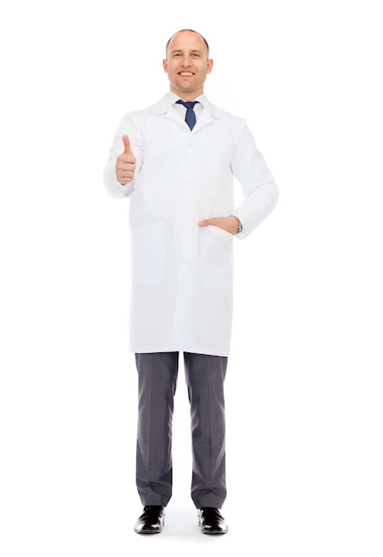 concept de soins de santé, de profession et de médecine - médecin de sexe masculin souriant montrant les pouces vers le haut sur fond blanc
