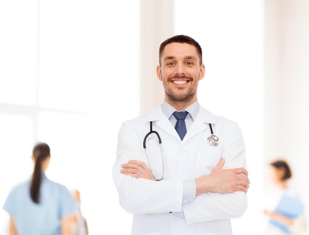 concept de soins de santé, de profession et de médecine - médecin de sexe masculin souriant avec stéthoscope en blouse blanche sur fond blanc