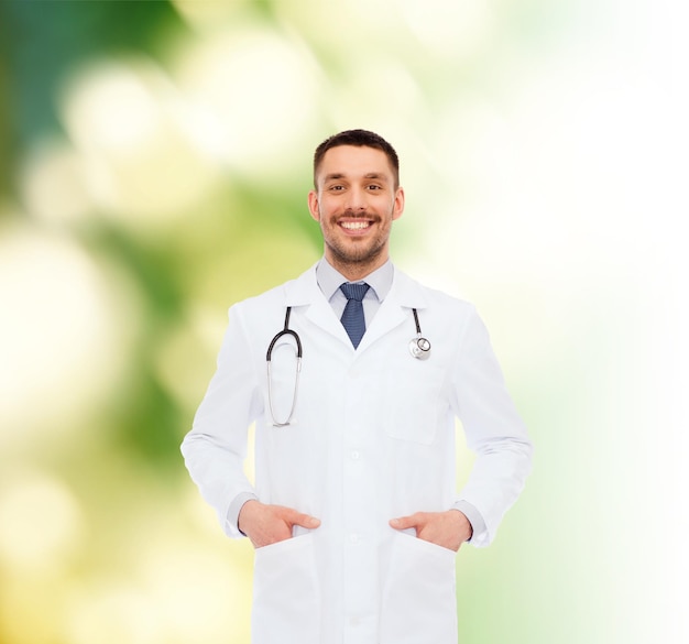 concept de soins de santé, de profession et de médecine - médecin de sexe masculin souriant avec stéthoscope en blouse blanche sur fond blanc