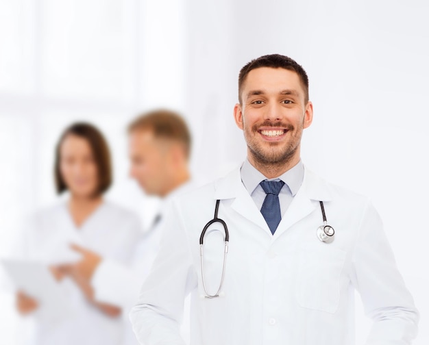 concept de soins de santé, de profession et de médecine - médecin de sexe masculin souriant avec stéthoscope en blouse blanche sur fond blanc