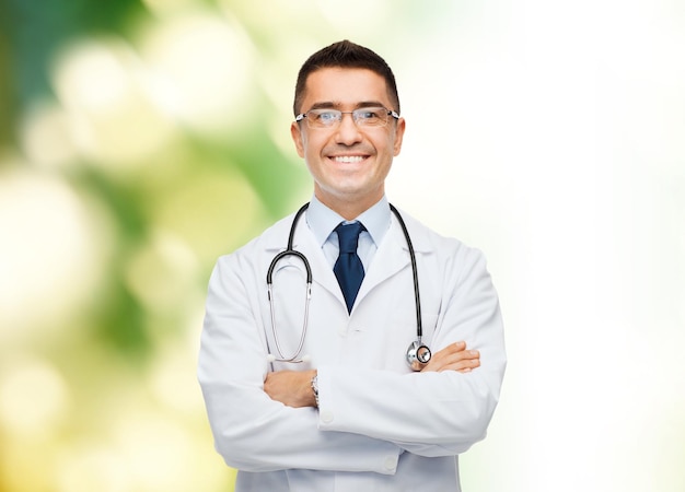 concept de soins de santé, de profession, de personnes et de médecine - médecin de sexe masculin souriant en blouse blanche sur fond vert