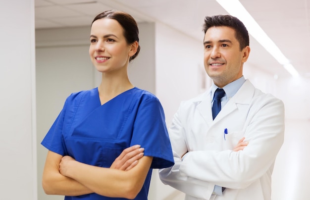 concept de soins de santé, de profession, de personnes et de médecine - médecin souriant en blouse blanche et infirmière à l'hôpital