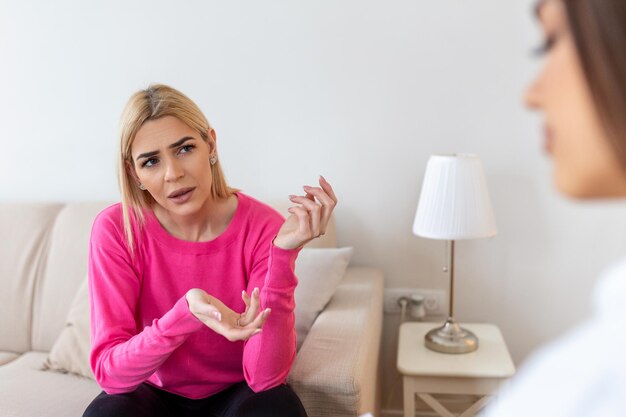 Photo concept de soins de santé d'un psychologue professionnel consultation d'un médecin lors d'une séance de psychothérapie ou d'un conseil diagnostic de la santé concepts de santé numérique session de thérapie