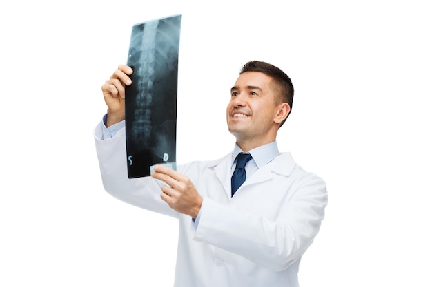concept de soins de santé, de rontgen, de personnes et de médecine - médecin de sexe masculin souriant en blouse blanche regardant une radiographie