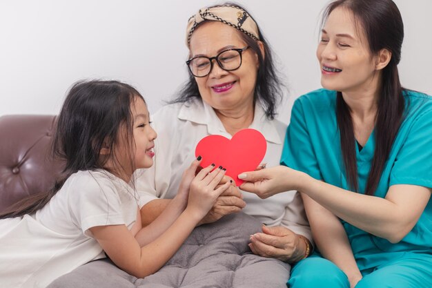 Concept de soins de santé Soignant prenant soin d'un patient âgé