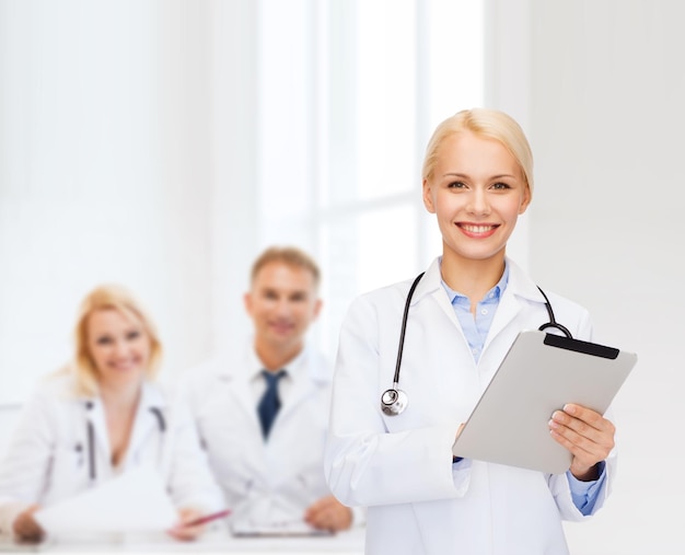 concept de soins de santé, de technologie et de médecine - femme médecin souriante avec stéthoscope et ordinateur tablette