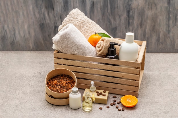 Concept de spa café et mandarine. Serviettes, huile, gommage, savon, lotion. Ingrédient naturel, boîte en bois.