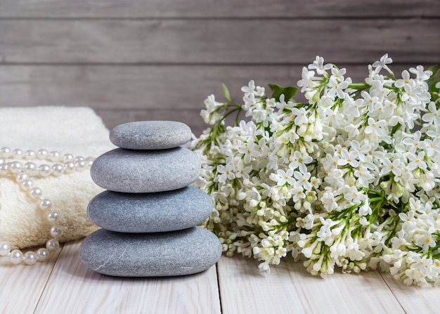 Concept de spa sur un fond en bois clair. Place pour le texte.