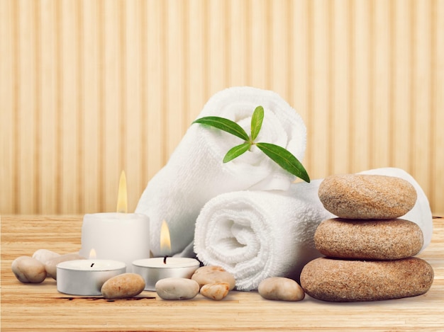 Concept de spa avec des pierres de basalte zen et des serviettes