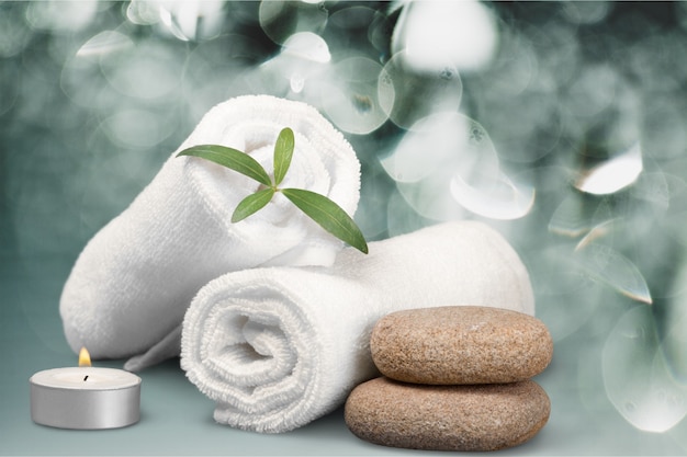 Concept de spa avec pierres de basalte zen et serviettes