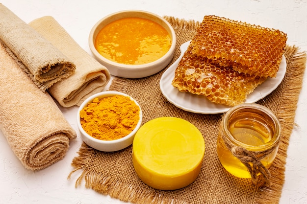 Concept de spa. Prendre soin de vous avec du miel et du curcuma. Cosmétiques biologiques naturels, produit maison, mode de vie alternatif