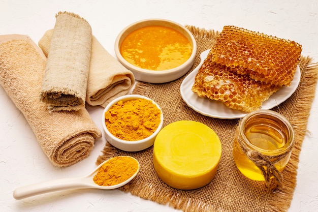 Concept de spa. Prendre soin de vous avec du miel et du curcuma. Cosmétiques biologiques naturels, produit maison, mode de vie alternatif