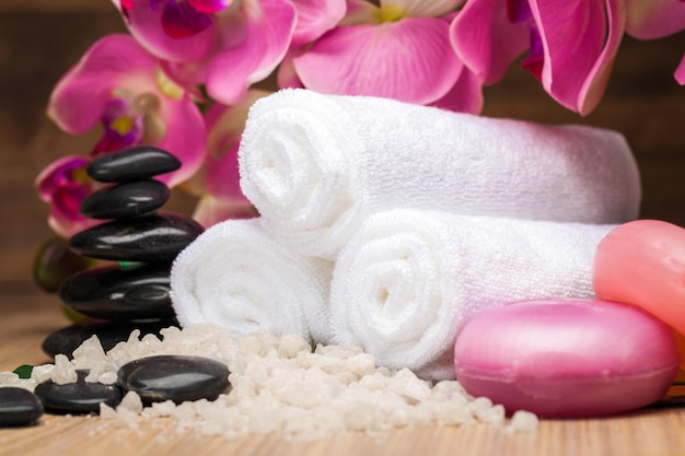 Concept de spa sain avec serviettes et pierres zen