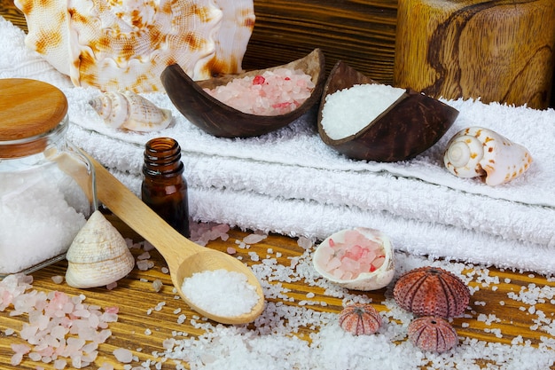 Photo concept spa avec sel de mer sur le fond en bois