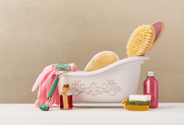 Concept de spa et de soins du corps. Produits cosmétiques biologiques naturels, brosse de massage, rouleau de massage gua sha. Produits écologiques pour les soins du corps et du visage.