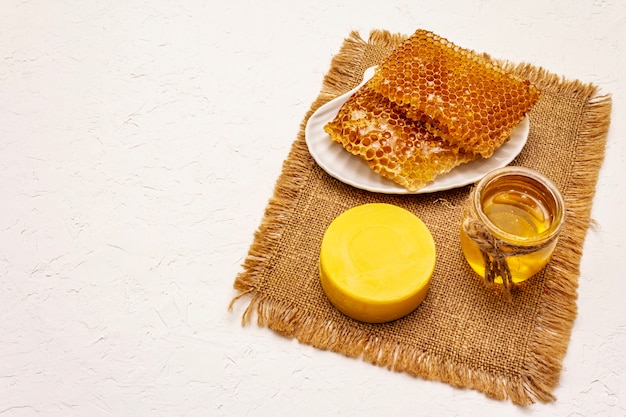 Concept de spa. Soins personnels avec du miel et des nids d'abeilles. Cosmétiques biologiques naturels, produit maison, mode de vie alternatif