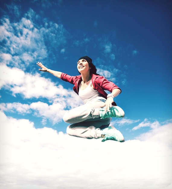 Photo concept de sport, de danse et de culture urbaine - belle danseuse sautant