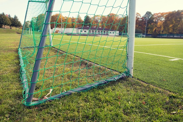 concept de sport et d'équipement - gros plan du but de football sur le terrain