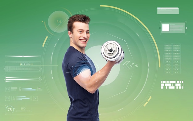 concept de sport, de fitness, d'exercice, de musculation et de personnes - jeune homme sportif souriant et heureux avec des muscles fléchissants d'haltères