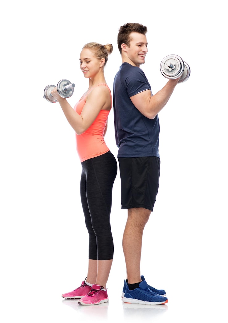 Photo concept de sport, de fitness, de style de vie et de personnes - homme et femme sportifs heureux avec des haltères fléchissant les muscles