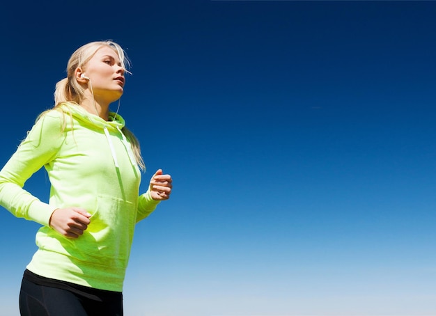 concept de sport et de style de vie - femme faisant courir à l'extérieur