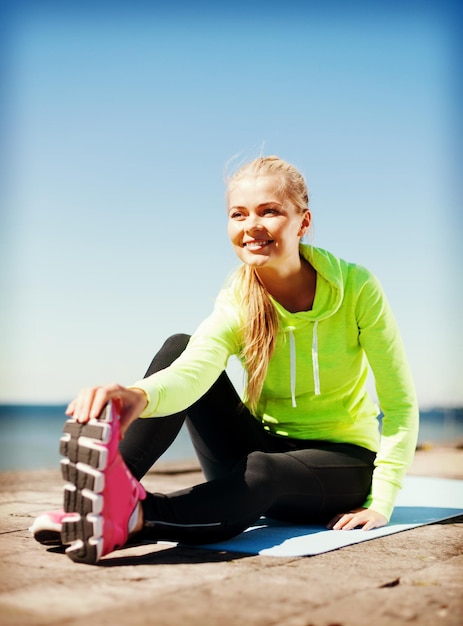 concept de sport et de style de vie - femme faisant du sport à l'extérieur