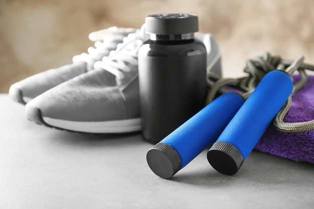 Concept sportif Objets d'entraînement sur fond gris