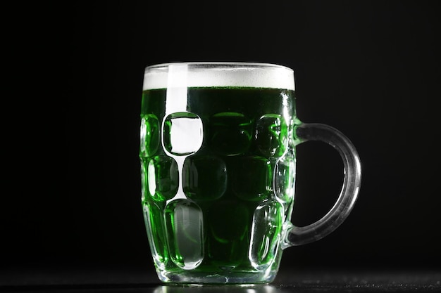 Concept de St Patrick Day verre de bière verte sur fond noir