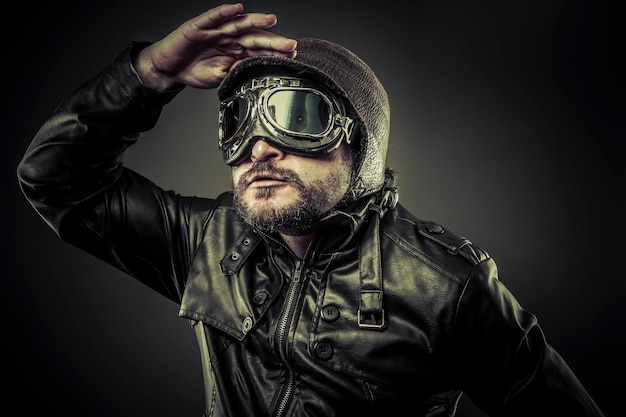 Concept steampunk, pilote vintage avec de grosses lunettes