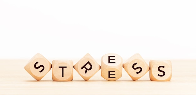 Concept de stress. Blocs en bois avec mot sur table.