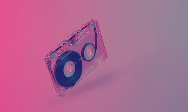 Concept de style rétro minimalisme. Années 80. Cassette audio en néon rouge bleu clair. Vague rétro