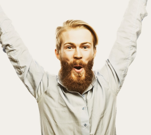 Concept de style de vie, de bonheur et de personnes : jeune homme barbu de positivité montrant la main debout sur fond gris.&amp;#xA;