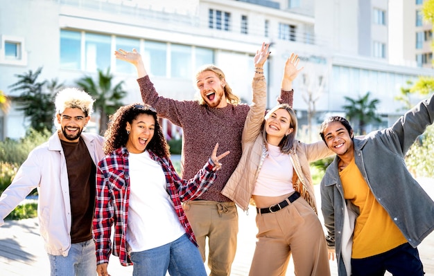 Photo concept de style de vie heureux avec des amis multiculturels posant ensemble sur la promenade de la ville des gars et des filles hipster s'amusant autour de la rue urbaine étudiants universitaires en vacances filtre lumineux