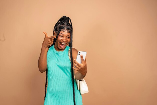 Photo concept de style de vie en ligne une femme joyeuse et jolie avec des cheveux tressés envoie des messages texte