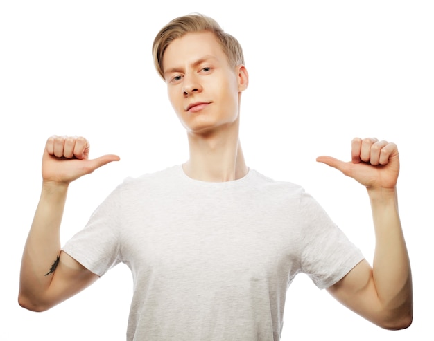 Concept de style de vie et de personnes : bel homme en chemise blanche, tourné en studio isolé sur fond blanc.