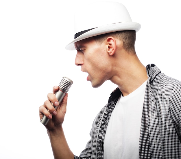 Concept de style de vie et de personnes : jeune homme chanteur avec microphone