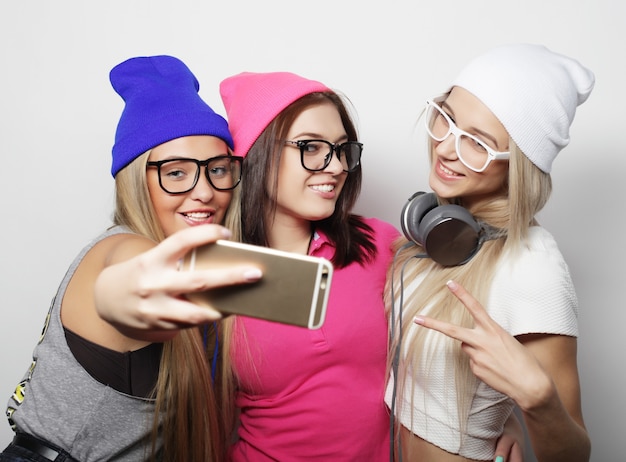 Concept de style de vie et de personnes : meilleures amies des filles hipster prenant un selfie