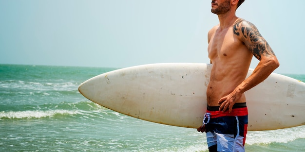 Concept de surf vacances homme plage vacances d&#39;été