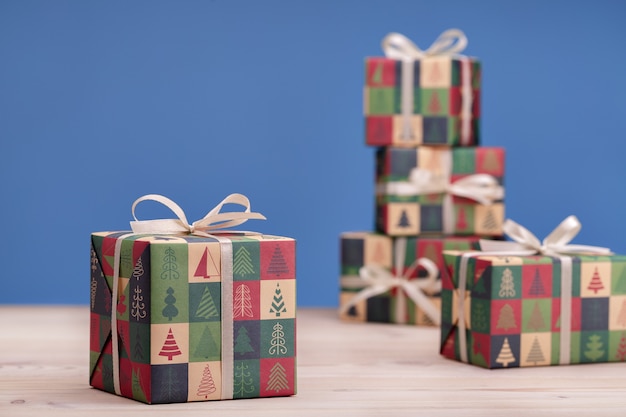 Le concept de surprises et de souvenirs pour les proches Bleu avec composition de cadeaux de Noël