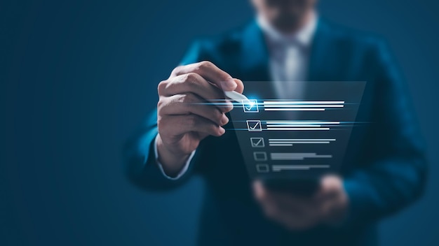 Concept de surveillance de la performance des entreprises homme d'affaires utilisant un smartphone Enquête en ligne remplissant un formulaire numérique liste de contrôle fond bleu