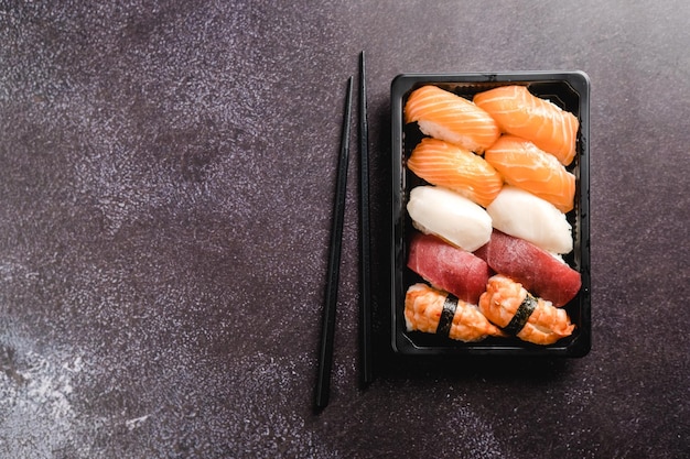 Concept de sushi à emporter. Boîte à emporter avec sushi