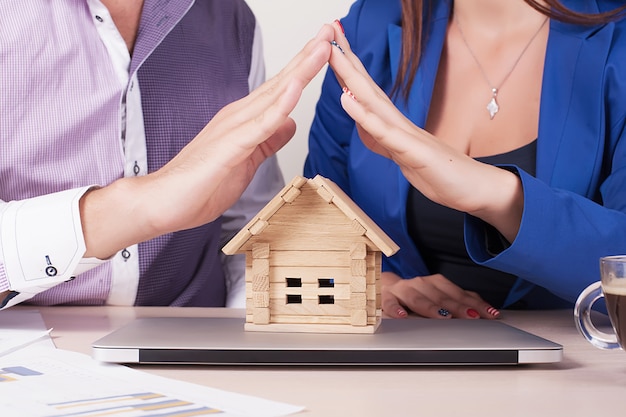 Concept de sweet home de rêve. Femme tenir la maison dans les mains. Votre propriété