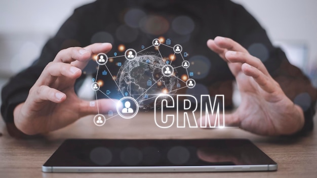 Le concept de système de gestion de la relation client pour les ventes commerciales de CRM est présenté dans une interface graphique futuriste d'application de service pour soutenir l'analyse de la base de données CRM.