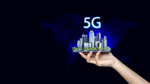 Concept de tablette numérique de connexion Internet 5G Businessman hold mobile avec réseau cellulaire à large bande 5G autour de la ville