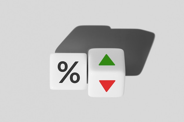 Photo concept de taux d'intérêt et de taux hypothécaires symbole de pourcentage d'icône et flèche vers le haut et vers le bas sur les blocs de cubes