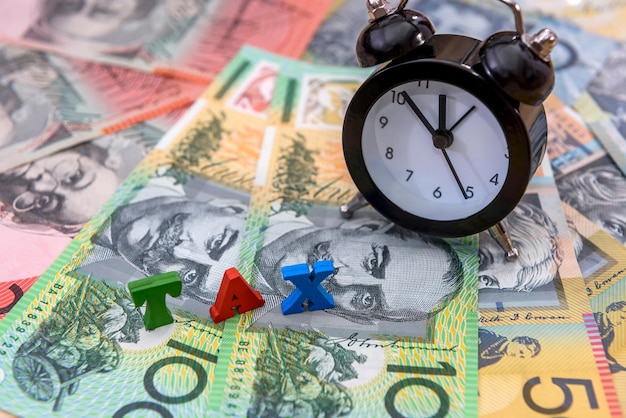 Concept 'Tax Time' avec des dollars australiens et une horloge dessus se bouchent