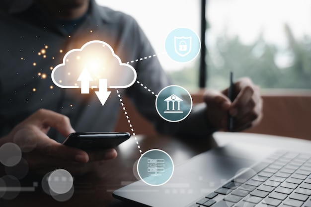 Concept de technologie de cloud computing et de réseautage Homme montrant un écran numérique avec diagramme en nuage L'homme d'affaires en arrière-plan représente le soutien et l'innovation mondiaux